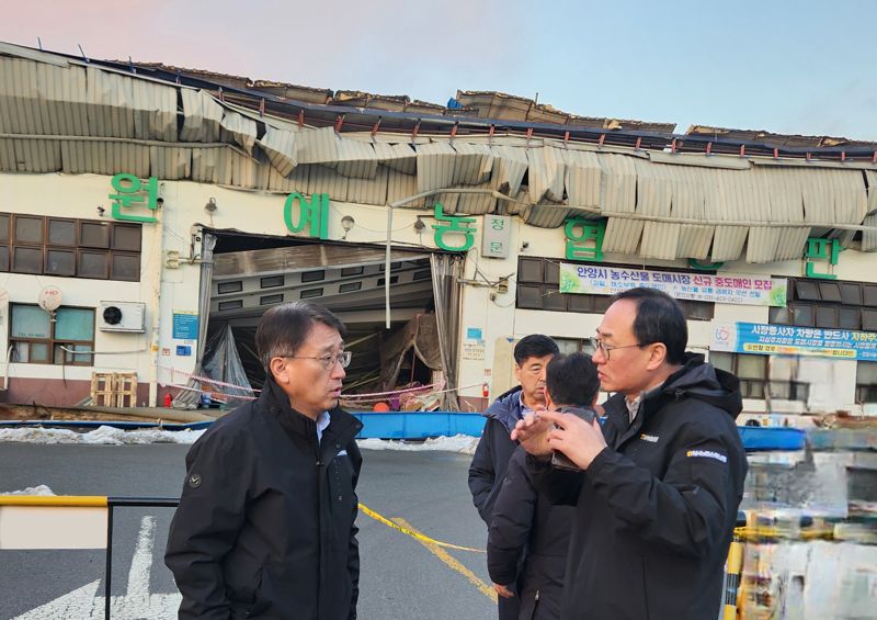 NH농협손해보험 서국동 대표이사(왼쪽)가 지난달 29일과 30일 양일에 걸쳐 폭설과 강풍으로 피해가 발생한 경기 안양시 현장을 방문해 현장 의견을 수렴하고 있다./사진=NH농협손해보험