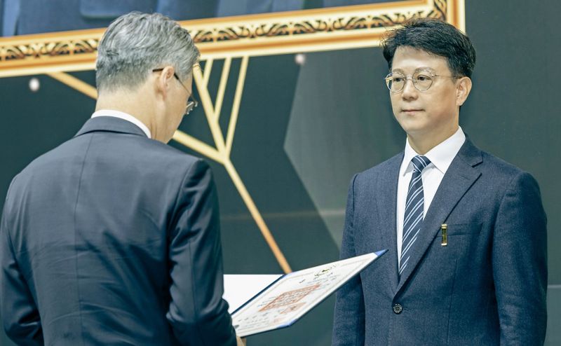 2024 산업기술 R&D 종합대전에서 은탑산업훈장을 받은 SK하이닉스 김춘환 부사장. SK하이닉스 제공