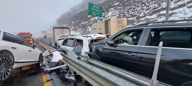 안성 국도에서 '블랙 아이스 추정' 18중 추돌사고...1명 사망