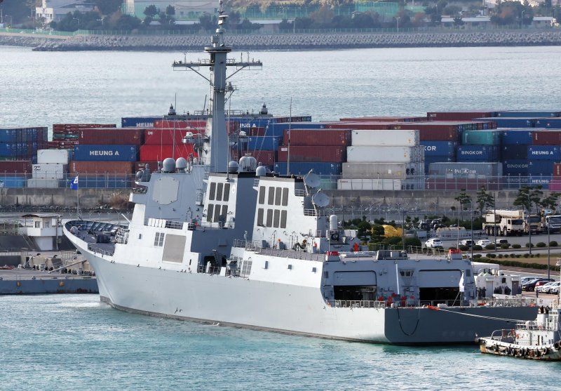 최신 이지스 전투체계 탑재 '정조대왕함' 부산작전기지서 취역