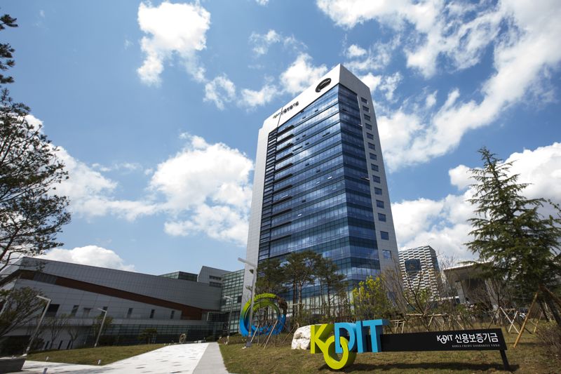 신보, 부산회생법원과 '회생절차 조기종결기업 재기지원' 업무협약