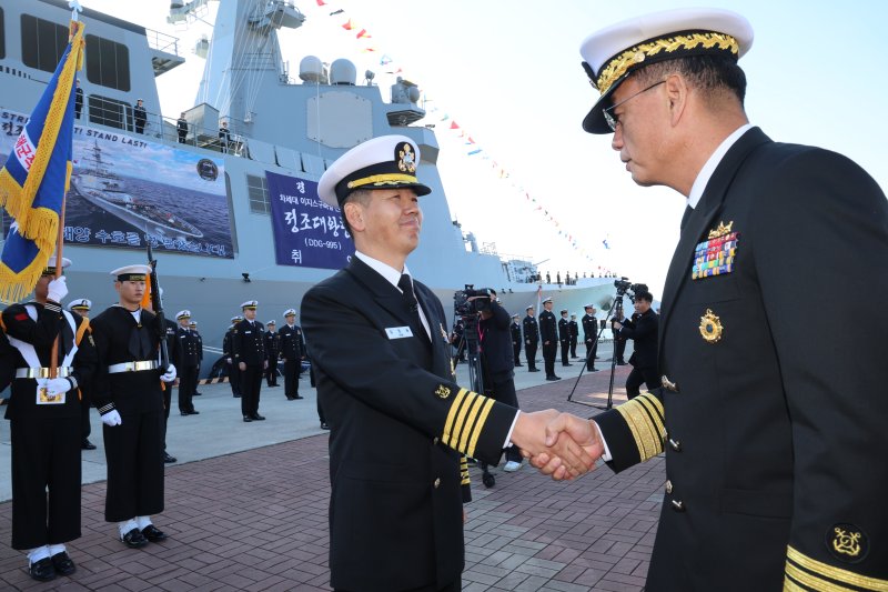 최신 이지스 전투체계 탑재 '정조대왕함' 부산작전기지서 취역