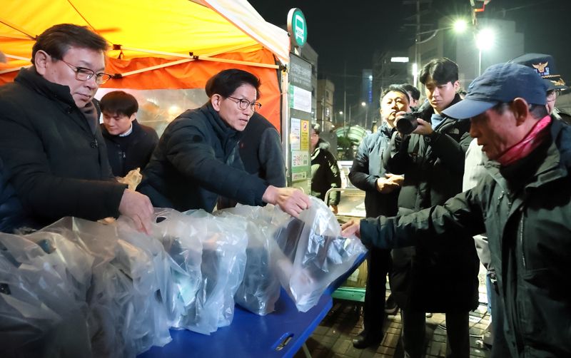 겨울철 한파에 공사현장·새벽인력시장 찾은 김문수 장관