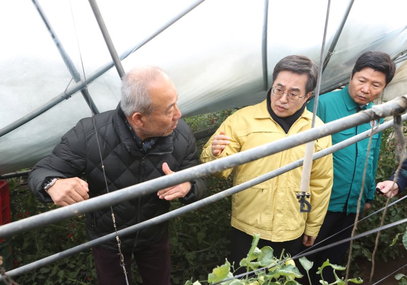 2일 오전 김동연 경기도지사가 평택 비닐하우스 대설 피해지역을 방문해 현장 확인을 하고 있다. 경기도 제공