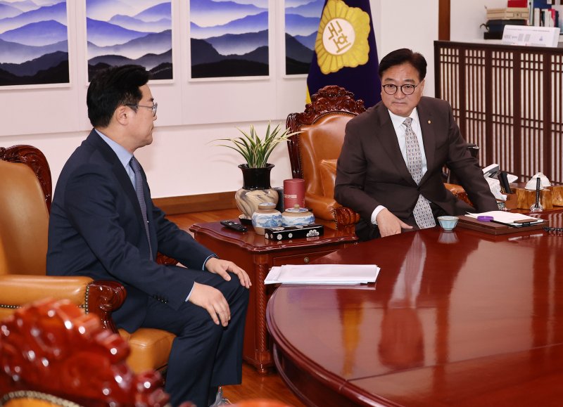 우원식 국회의장이 지난 2일 서울 여의도 국회에서 박찬대 더불어민주당 원내대표와 대화하고 있다. (공동취재) /사진=뉴스1화상