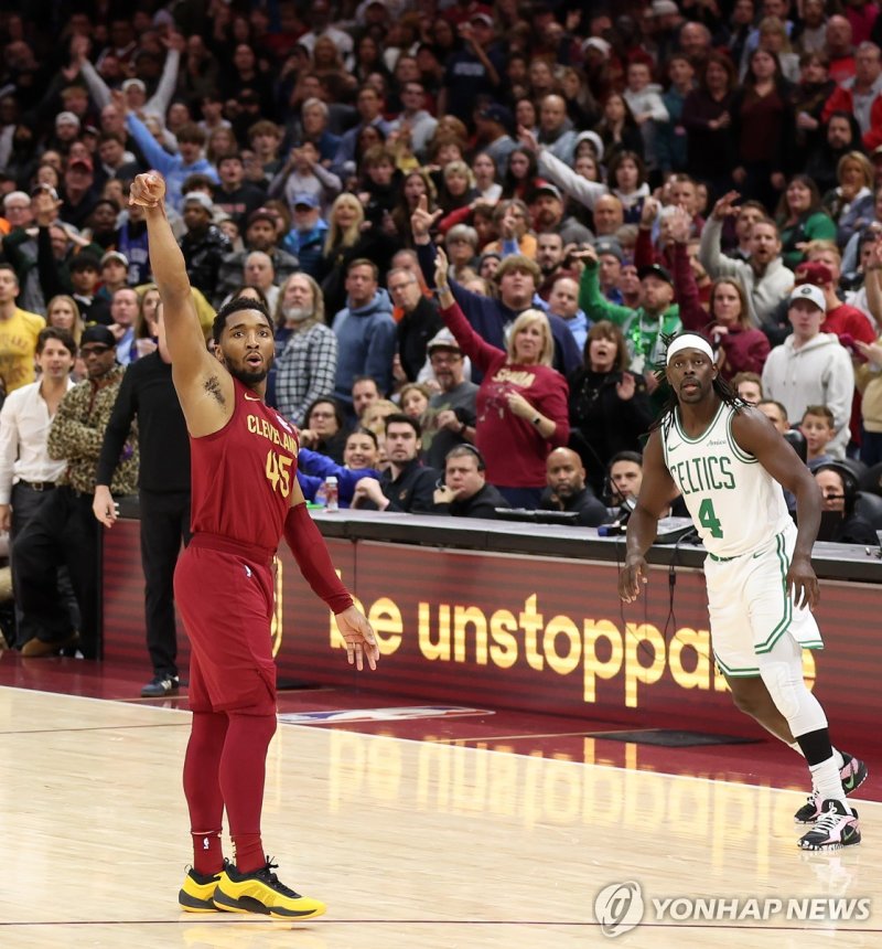 3점포 쏜 도노번 미첼 (출처=연합뉴스)