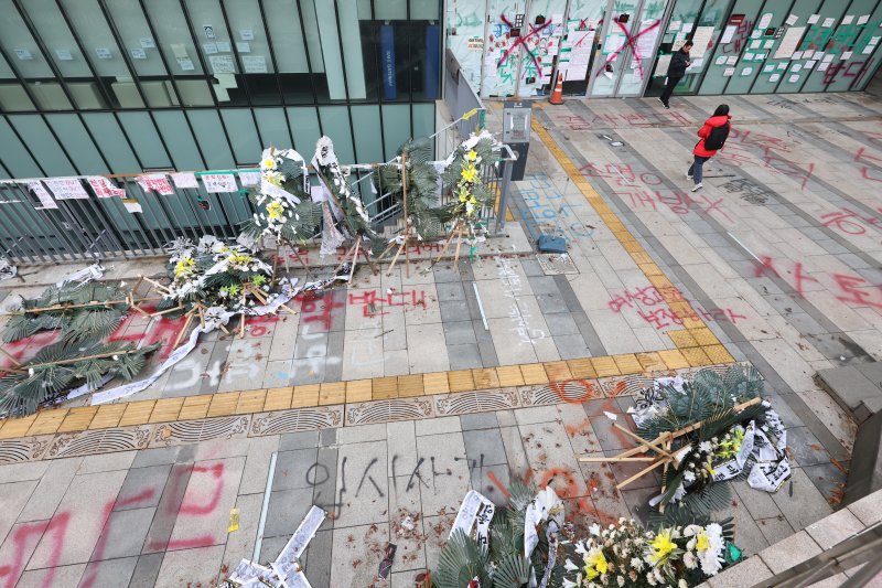 2일 서울 성북구 동덕여대 100주년기념관 일대가 남녀공학 전환에 반대하는 학생들의 '래커 시위' 등으로 어수선한 분위기를 나타내고 있다. 사진=뉴스1