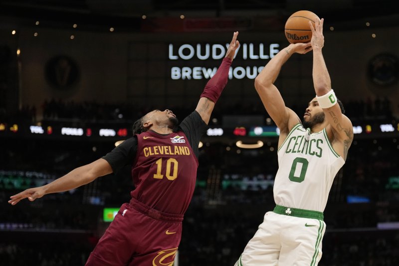 [클리블랜드=AP/뉴시스] 미국프로농구(NBA) 클리블랜드 캐벌리어스의 다리우스 갈란드(왼쪽), 보스턴 셀틱스의 제이슨 테이텀. 2024. 12. 1.