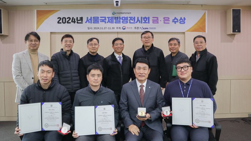 송병억 수도권매립지관리공사 사장(왼쪽 세 번째)과 직원들이 ‘2024 서울국제발명전시회’ 수상 기념촬영을 하고 있다. 수도권매립지관리공사 제공.