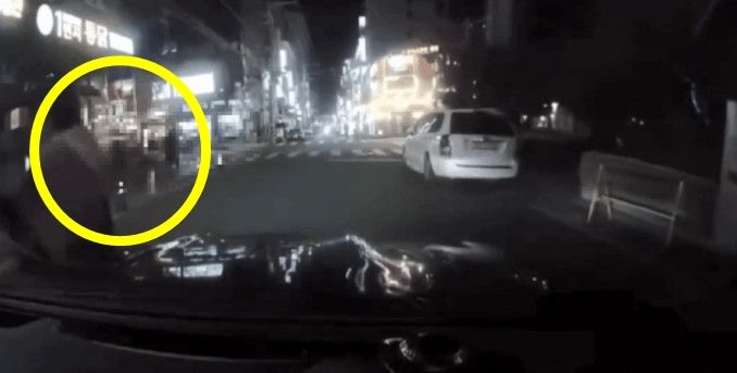 차 보닛에 몸 '툭' 여성…"보험 사기 아냐?" 설왕설래