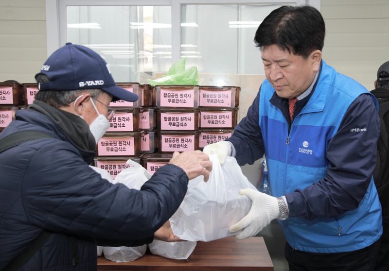 김성한 iM라이프 대표, 탑골공원 무료급식소 찾아 후원의 손길 전해