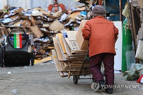 폐지 줍는 노인. 기사와 무관함. 사진=연합뉴스