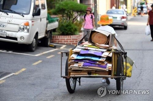 폐지 줍는 노인. 사진은 기사와 무관함. 사진=연합뉴스