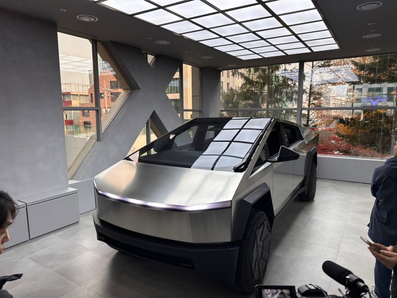 테슬라 강남스토어에 전시된 사이버트럭.ⓒ 뉴스1 이동희 기자