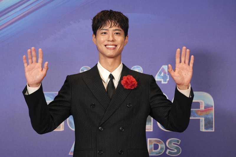 [로스앤젤레스=AP/뉴시스] 배우 박보검이 21일(현지시각) 미 캘리포니아주 로스앤젤레스의 LA 돌비시어터에서 열린 ‘2024 마마 어워즈'(Mnet Asian Music Awards)에 참석해 레드카펫을 밟고 있다. 2024.11.22.