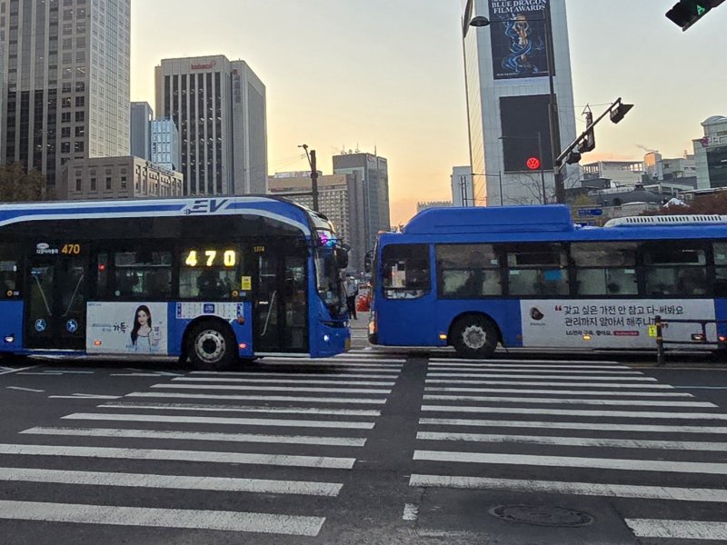 지난달 29일 오전 7시43분께 서울 도심 집회가 자주 열리는 광화문 일대를 시내버스가 지나가고 있다. 사진=서지윤 기자