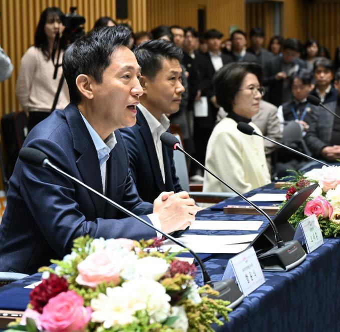 서울시는 서울시복지재단, 9개 기업·단체와 '외로움 없는 서울을 위한 업무협약'을 체결했다. 오세훈 서울시장(왼쪽 첫번째)이 2일 서울 중구 서울시청에서 열린 '외로움 없는 서울을 위한 업무협약' 체결식에서 인사말을 하고 있다. 서울시 제공