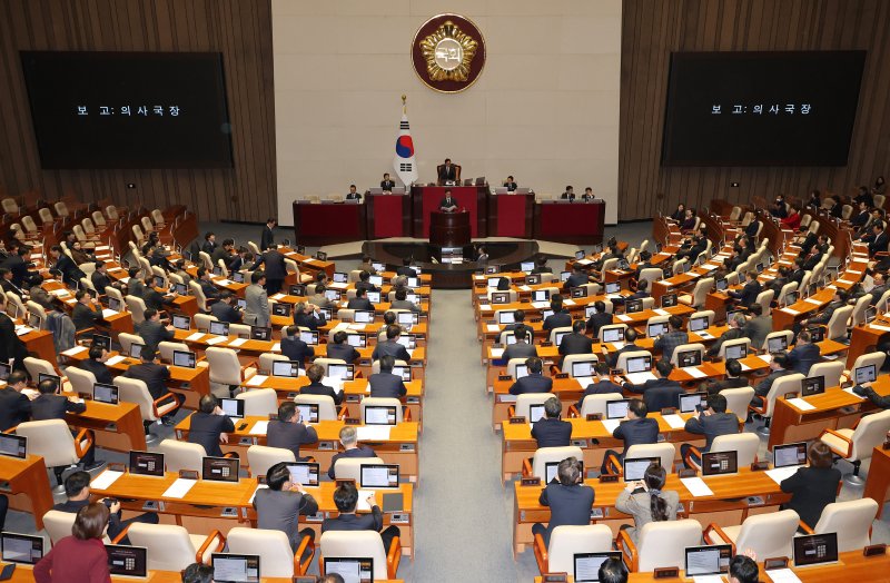 2일 오후 열린 국회 본회의에서 정명호 국회 의사국장이 최재해 감사원장과 이창수 서울중앙지검장, 조상원 4차장검사, 최재훈 반부패수사2부장에 대한 탄핵 소추안 등을 보고하고 있다. 탄핵 소추안은 오는 4일 표결에 부쳐진다. 연합뉴스