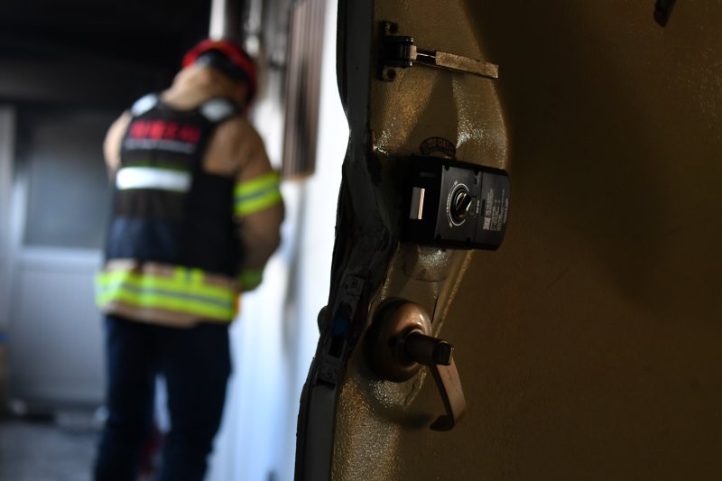 2일 오전 11시36분쯤 경북 포항시 북구 두호동에 있는 12층짜리 아파트 4층 세대에서 원인을 알 수 없는 불이 났다. 진화작업을 마친 119화재조사관이 현장을 조사하고 있다. 2024.12.2/뉴스1 ⓒ News1 최창호 기자