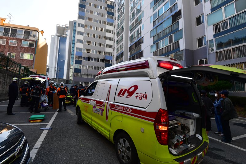 2일 오전 11시36분쯤 경북 포항시 북구 두호동에 있는 12층짜리 아파트 4층세대에서 원인을 알 수 없는 불이 났다. 신고를 받고 출동한 119구급대원들이 환자를 이송하고 있다. 2024.12.2/뉴스1 ⓒ News1 최창호 기자
