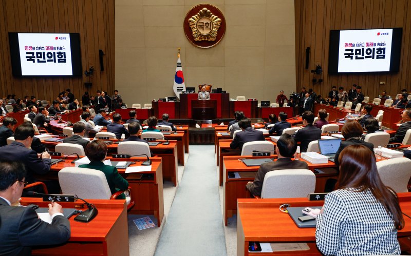 국회 법제사법위원회 유상범 국민의힘 간사가 2일 오전 서울 여의도 국회에서 열린 비상의원총회에 참석해 발언하고 있다. 2024.12.2/뉴스1 ⓒ News1 안은나 기자