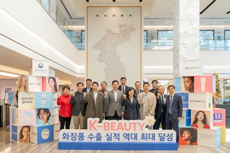 지난 2일 한국콜마 종합기술원을 방문한 오유경 식품의약품안전처장 (앞줄 오른쪽 네번째)과 윤상현 콜마그룹 부회장(앞줄 왼쪽에서 네번째)과 관계자들이 기념사진을 촬영하고 있다. 한국콜마 제공