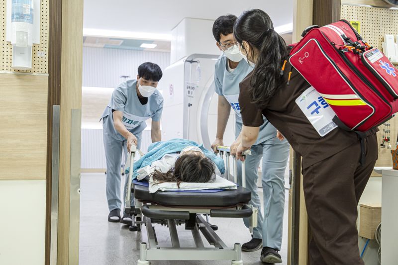 부산대병원 본관 MRI실에서 중대재해 예방 모의훈련을 실시하고 있는 모습. 부산대병원 제공