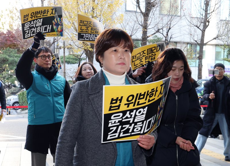 윤석열 대통령 퇴진 국민투표를 안내하고 참여를 독려한 혐의로 고발된 전희영 전국교직원노동조합(전교조) 위원장이 3일 오전 서울 마포구 서울경찰청 공공범죄수사대에 소환 조사를 받기 위해 출석하고 있다. 사진=뉴스1