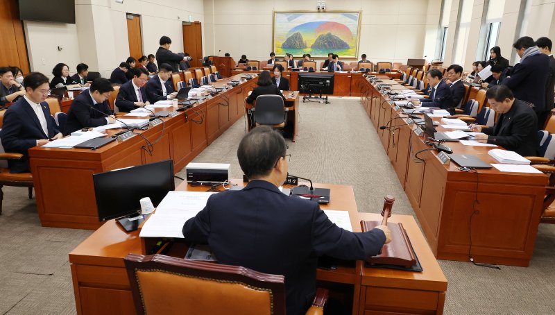 3일 오전 국회에서 열린 정무위원회의 법안심사제1소위원회에서 더불어민주당 소속 강준현 소위원장과 위원들이 대부업 등의 등록 및 금융이용자 보호에 관한 법률 일부개정법률안 심사를 시작하고 있다. 연합뉴스