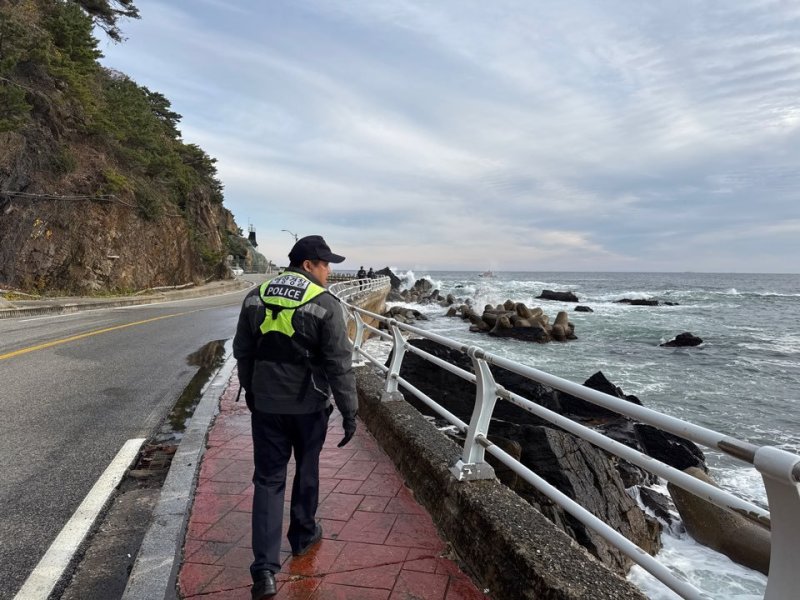 3일 강원 강릉시 강동면 헌화로 일대에서 실종자 수색 중인 동해해경.(동해해경 제공) 2024.12.3/뉴스1