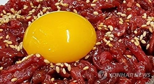 육회와 달걀 노른자 사진. 연합뉴스 제공