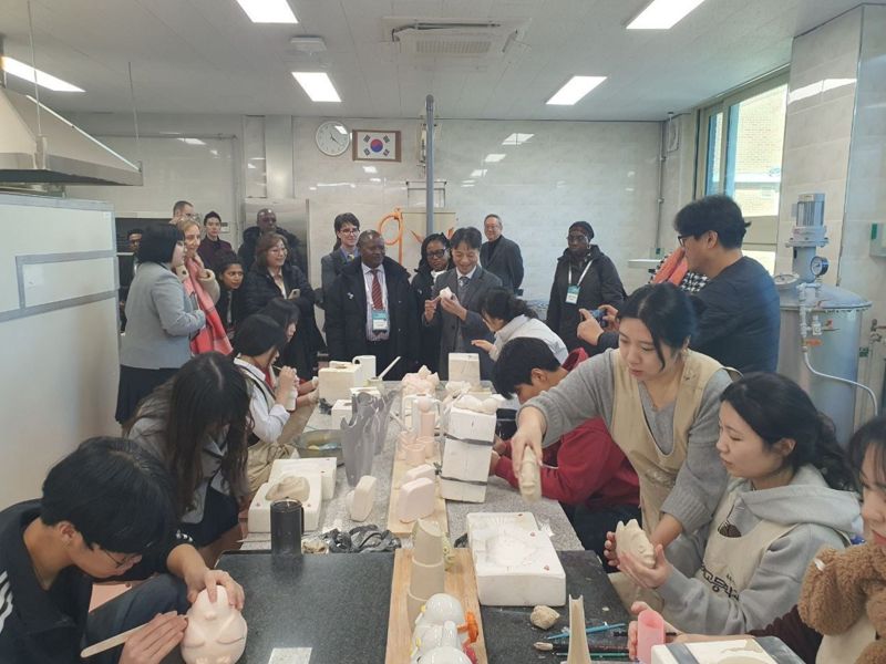 한국도예고등학교를 방문 중인 '2024 유네스코 교육의 미래 국제포럼' 해외 참석자들. 경기도교육청 제공