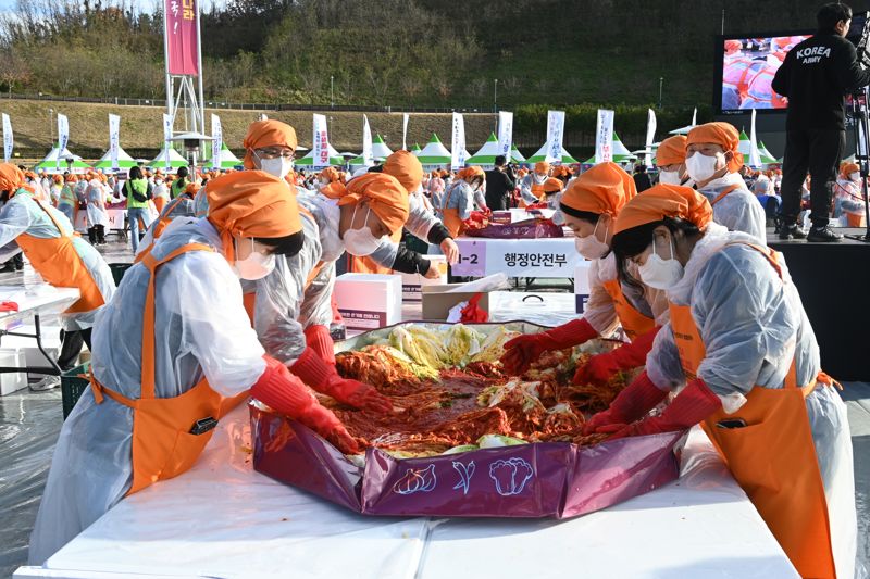 울산서 담근 김장김치 3만 2000 포기 전국에 온기 전해