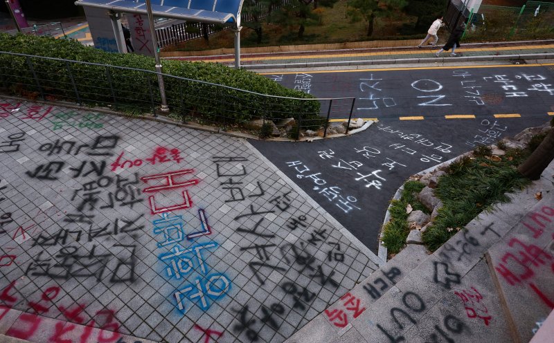 [서울=뉴시스] 황준선 기자 = 3일 오후 서울 성북구 동덕여자대학교에 남여공학 전환을 규탄하는 문구 등이 적혀 있다. 동덕여대는 지난달 29일 기물 파손과 퇴거 불응 등 혐의로 총학생회장 등 21명을 고소했고, 경찰은 그 중 19명의 신원을 특정해 공동재물손괴 혐의 등을 수사하고 있다. 2024.12.03. hwang@newsis.com <저작권자ⓒ 공감언론 뉴시스통신사. 무단전재-재배포 금지.> /사진=뉴시스화상