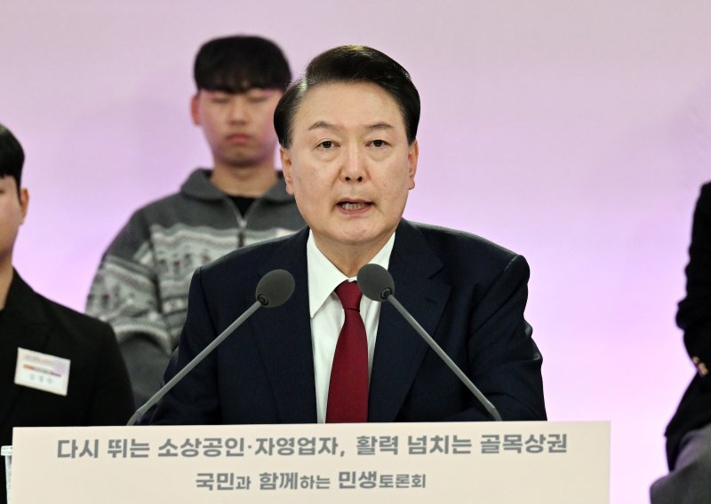 윤석열 대통령이 2일 충남 공주 고마아트센터에서 열린 ‘다시 뛰는 소상공인·자영업자, 활력 넘치는 골목상권’을 주제로 국민과 함께하는 민생토론회에서 모두 발언을 하고 있다. (대전충남사진공동취재단) 2024.12.2/뉴스1 ⓒ News1 김기태 기자