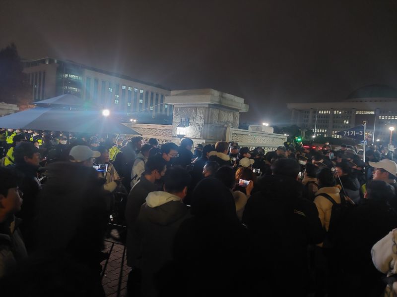 [비상계엄 선포]계엄령 선포에 집결한 시민들…아수라장 된 국회 앞