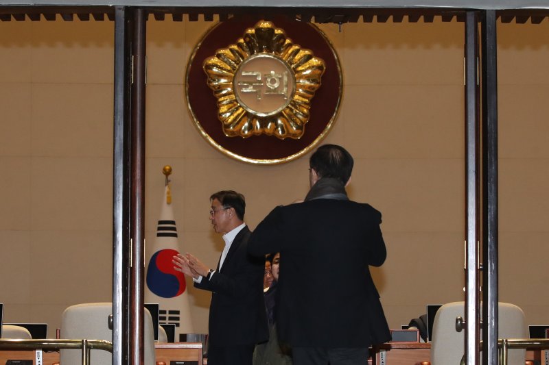 윤석열 대통령이 전격적으로 계엄령을 선포한 3일 밤 서울 여의도 국회 본회의장으로 야당 의원들이 모이고 있다. 뉴스1