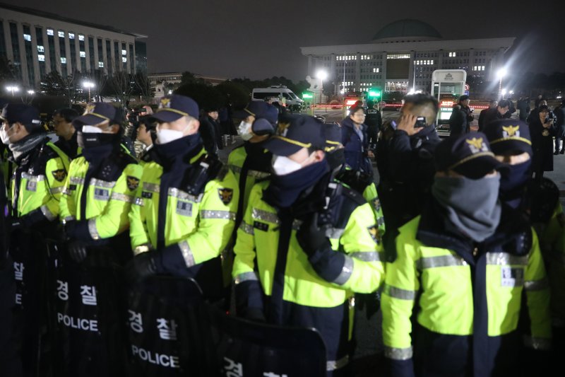 윤석열 대통령이 비상계엄령을 선포한 지난해 12월 3일 밤 서울 여의도 국회 정문 앞에서 경찰병력이 국회를 봉쇄하고 출입을 차단하고 있다. 사진=뉴스1