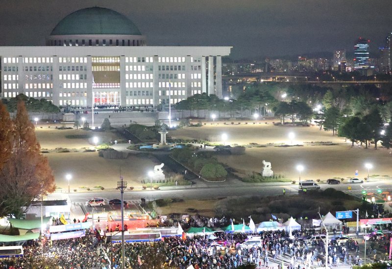 계엄령 선포 직후인 지난해 12월 4일 새벽 서울 여의도 국회의사당. 사진=연합뉴스