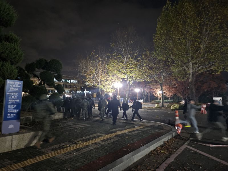 국회가 4일 새벽 본회의를 열어 비상계엄 해제 요구 결의안을 통과시킨 이후 계엄군이 철수하고 있다. 사진=배한글 기자