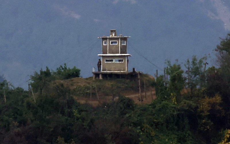 지난 9월 16일 경기도 파주시 접경지역에서 바라본 북한군 초소에서 군인이 밖에 나와 남녘을 바라보고 있다. 사진=뉴스1