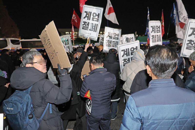 윤석열 대통령이 전격적으로 계엄령을 선포한 3일 밤 서울 여의도 국회 정문 앞에서 시민들이 윤 대통령의 퇴진을 외치고 있다. 사진=박범준 기자