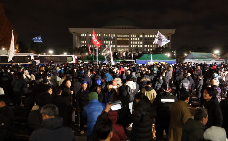 윤석열 대통령이 전격적으로 비상계엄령을 선포한 3일 밤 서울 여의도 국회 정문 앞에서 시민들이 계엄 해제 요구안 가결에 환호하고 있다. 사진=박범준 기자