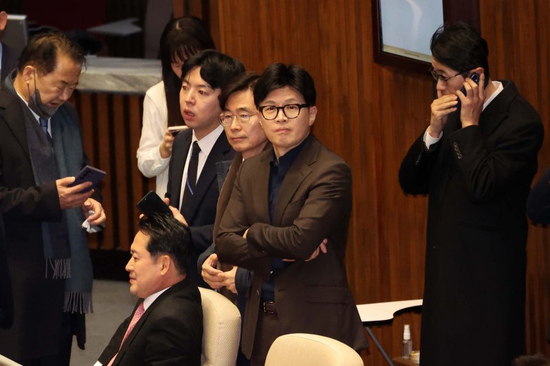 [서울=뉴시스] 조성우 기자 = 윤석열 대통령이 긴급 대국민 담화를 통해 비상계엄령을 발표한 가운데 4일 새벽 서울 여의도 국회에서 한동훈 국민의힘 대표 등 여당 의원들이 본회의장에 모여 있다. 2024.12.04. xconfind@newsis.com