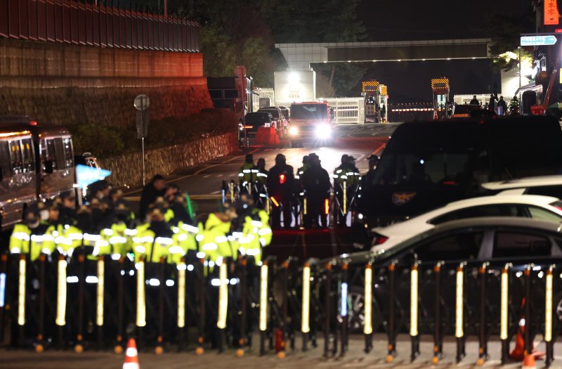 윤석열 대통령이 비상계엄을 선포한 가운데 4일 새벽 서울 용산 대통령실 청사 출입구를 경찰이 통제하고 있다. 2024.12.4/뉴스1 ⓒ News1 ,송원영 기자