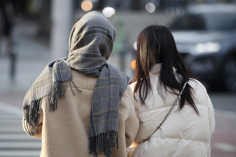 하룻밤 사이 기온이 크게 내려간 3일 오전 대구 도심에서 두꺼운 겨울 외투와 방한용품을 챙겨 나온 시민들이 발걸음을 재촉하고 있다. 2024.12.3/뉴스1 ⓒ News1 공정식 기자