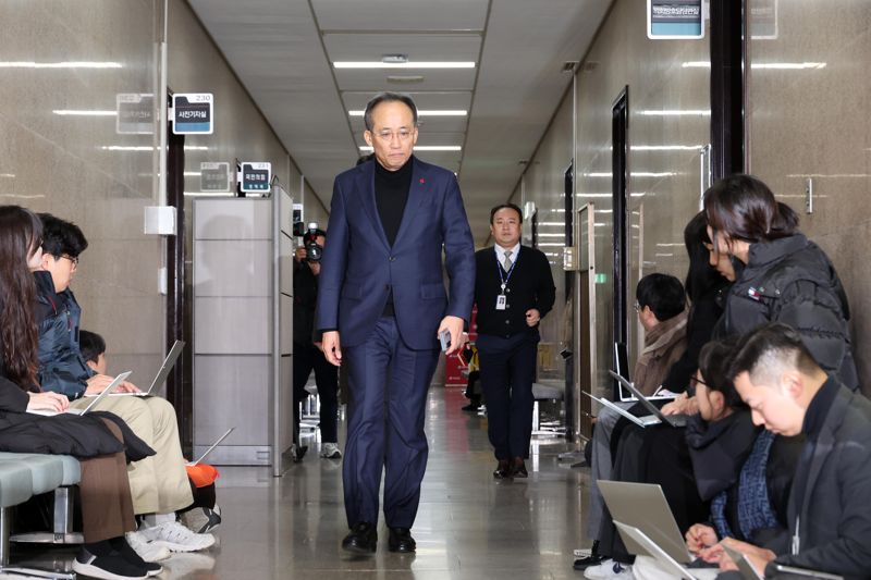 추경호 국민의힘 원내대표가 비상 계엄이 해제된 4일 오전 서울 여의도 국회에서 열린 비공개 최고위원회의에 참석하고 있다. 사진=박범준 기자