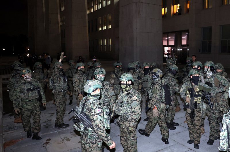 지난 4일 새벽 윤석열 대통령이 긴급 대국민 담화를 통해 비상계엄령을 발표한 이후 서울 여의도 국회 내부로 계엄군이 진입을 시도하고 있다. 뉴시스