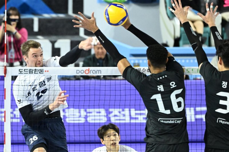 공격하는 대한항공의 막심(맨 왼쪽) (출처=연합뉴스)