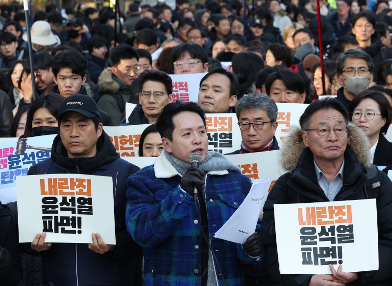 윤석열 대통령이 긴급 대국민 담화를 통해 비상계엄 해제를 선언한 4일 오전 서울 종로구 광화문광장에서 민주노총과 참여연대를 포함한 여러 시민단체가 진행하는 '불법 계엄 규탄 내란죄 윤석열 퇴진 국민주권 실현을 위한 전면적 저항운동 선포 전국 비상 행동'에서 임태훈 군인권센터 소장(앞줄 가운데)이 발언하고 있다. 사진=연합 지면화상